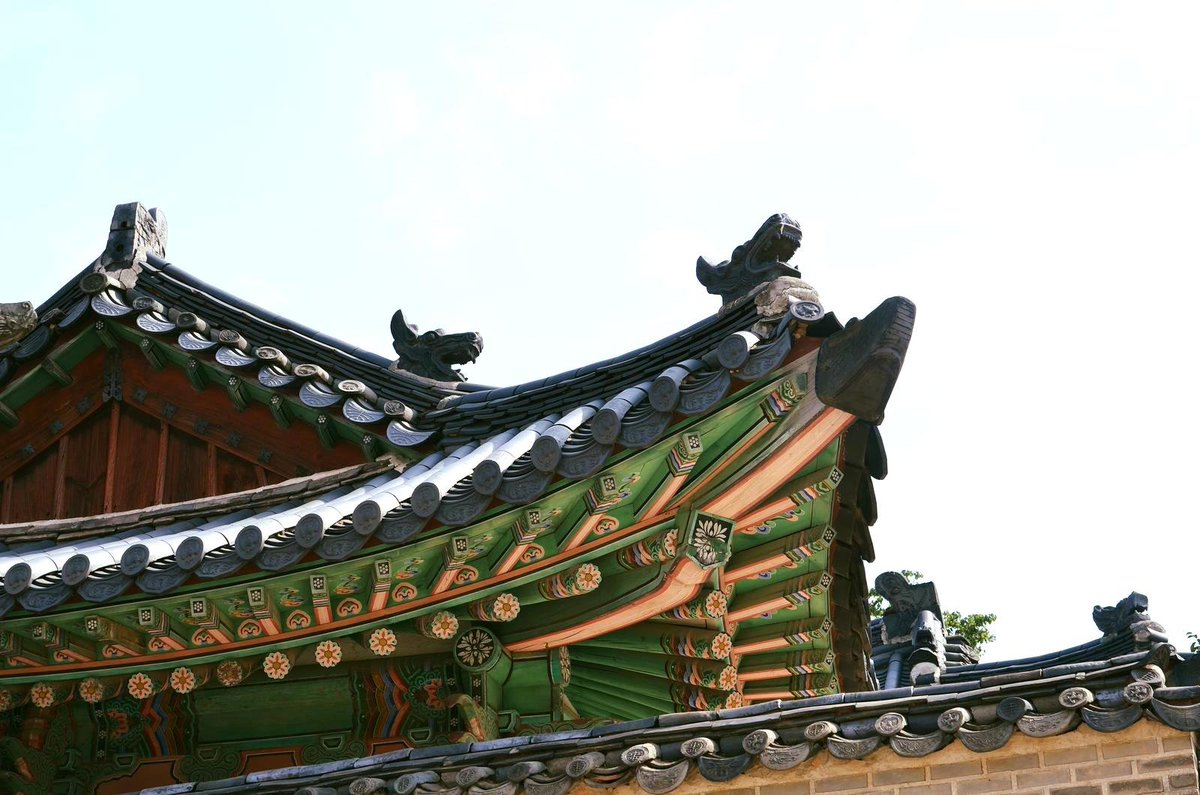 Hangul_Yoja's tweet image. Vibrant, intricate, and deeply symbolic, Dancheong is the soul of traditional Korean architecture.

#Dancheong #KoreanHeritage #TraditionalArchitecture
