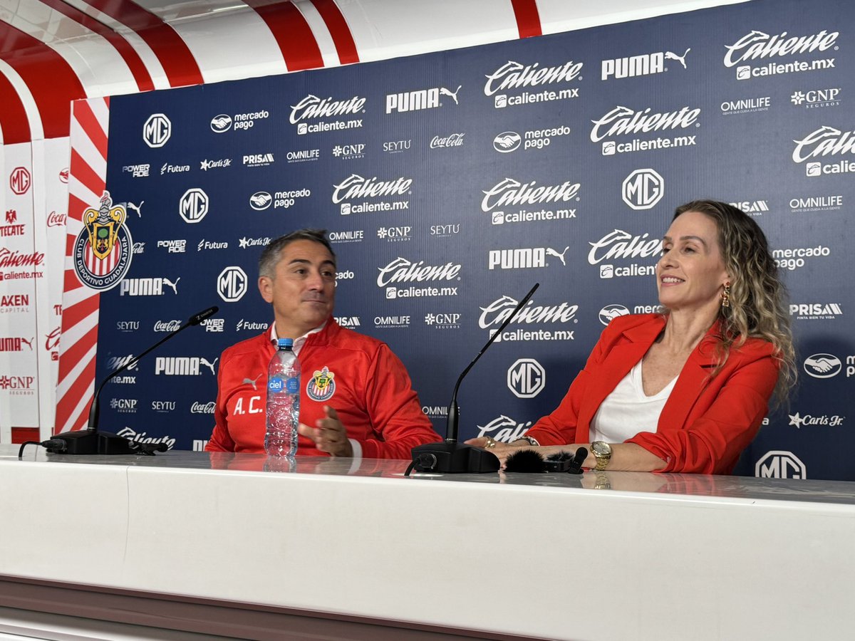Michelle_Rosas's tweet photo. Este proyecto de #Chivas ya es insostenible. 

Nelly Simón no ha dado resultados con Fuerzas Básicas, no ha jugadoras en el primer equipo consolidadas, 

Con Antonio Contreras los refuerzos no juegan,  son predecibles si cubren a Licha y Caro se acaban las variantes. https://t.co/BP0mWvU5xy