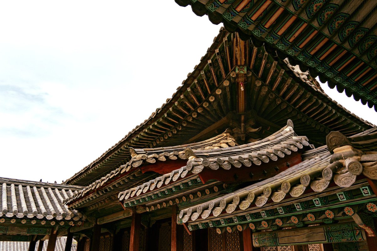 Hangul_Yoja's tweet image. Vibrant, intricate, and deeply symbolic, Dancheong is the soul of traditional Korean architecture.

#Dancheong #KoreanHeritage #TraditionalArchitecture