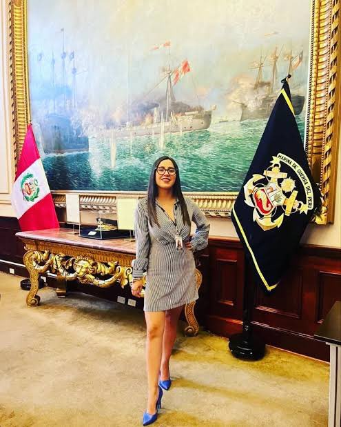 Se compró un auto BMW en efectivo, un departamento de 120 mil dólares, y fundó un negocio con un par de gemelas de 18 años en Miraflores. Fue practicante en el 2021, y dice que lo compró todo con los ahorros de su vida. Se llama Stephany Vega y hoy trabaja con José Jerí.