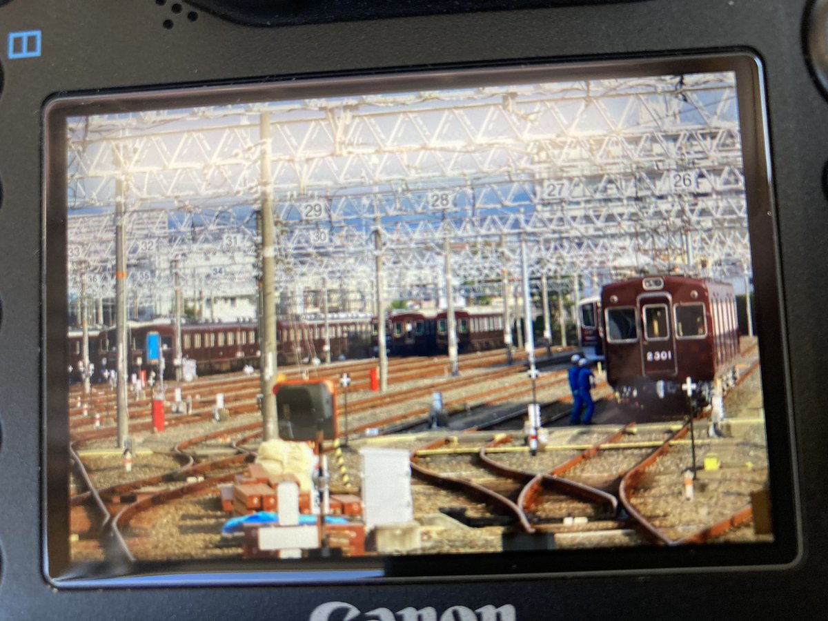 yuusaki00_'s tweet photo. 今朝の正雀(移動前)
ブルーシートが、3342
奥に5134
手前に2301(旧)
#阪急　#3329F #5134F #2301F https://t.co/FeRnIXycQ8