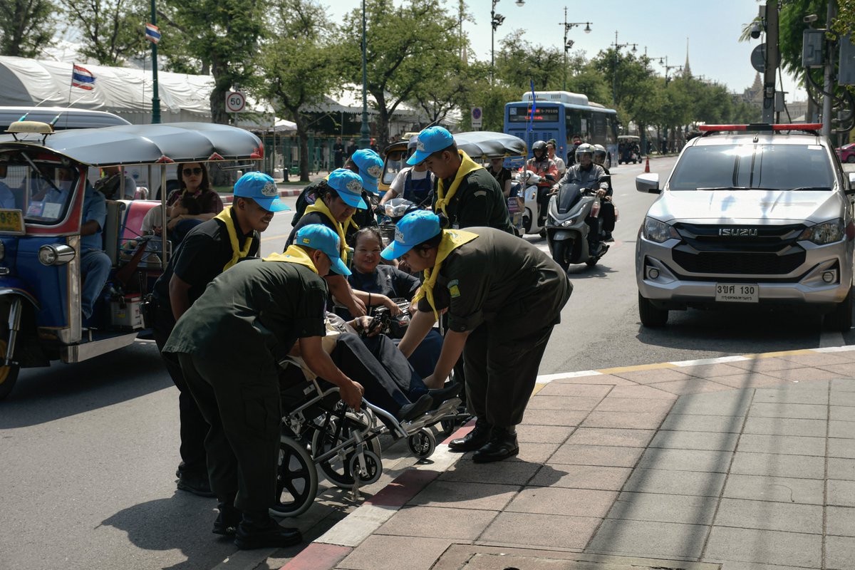 TrainingArmyCen's tweet photo. รวมทีมเด็กๆนักศึกษาวิชาทหาร 
ร่วมกิจกรรมจิตอาสาเฉพาะกิจ อำนวยความสะดวกประชาชน บริการรถเข็นผู้สูงอายุและผู้พิการ รวมถึงประชาสัมพันธ์แนะนำข้อมูลกับชาวต่างชาติ ที่เข้ากราบถวายบังคมพระบรมศพ สมเด็จพระนางเจ้าสิริกิติ์ พระบรมราชินีนาถ พระบรมราชชนนีพันปีหลวง ณ พระที่นั่งดุสิตมหาปราสา https://t.co/YQbzxqM4jx