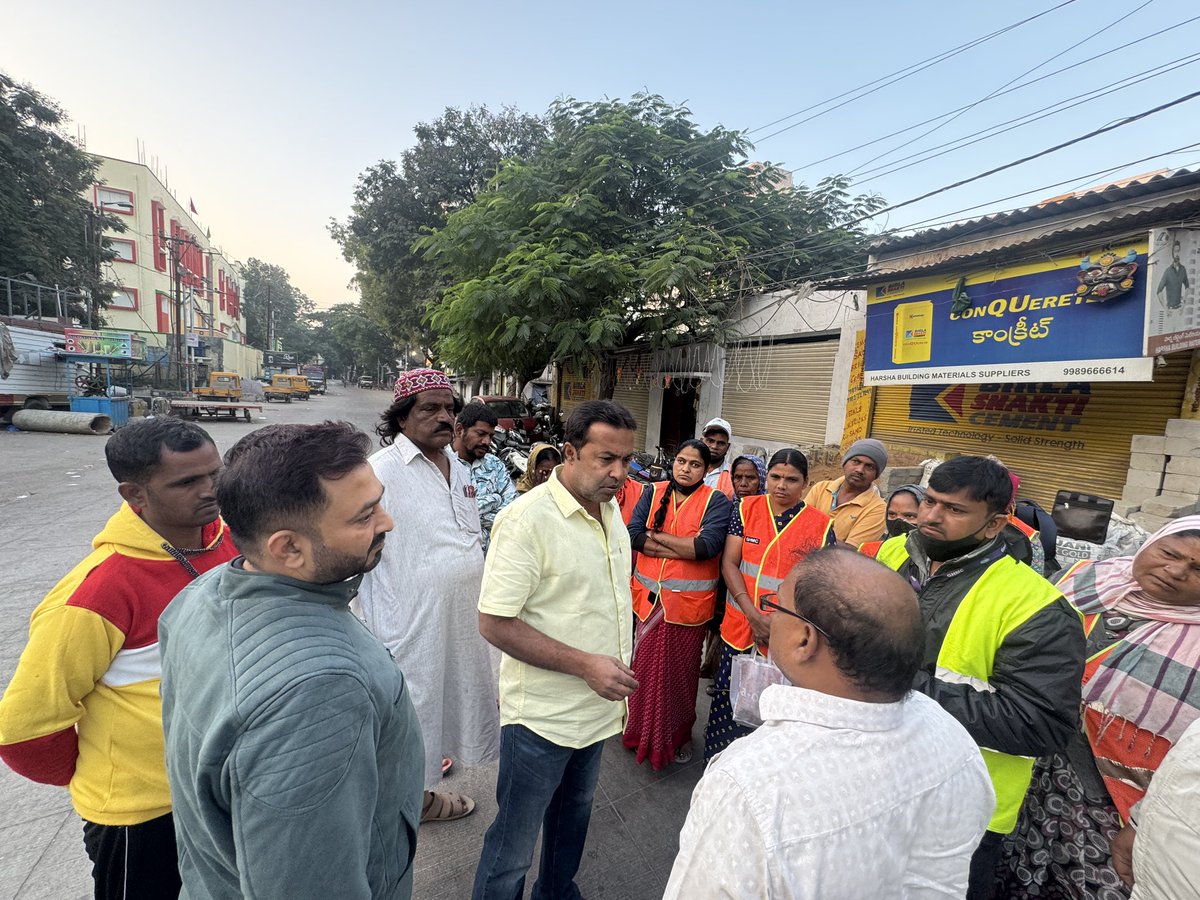 ZafarCorporator's tweet image. On the Instructions of @aimim_national #President @asadowaisi sb &amp;amp; @Md_MajidHussain sb,

I along with GHMC Depty DC Dashrath Visited Mallepally Interacted with Staff &amp;amp;  Attendance of Staff Members &amp;amp; given instructions to do Sweep properly &amp;amp; collect Debris #Door to #Door #Daily.