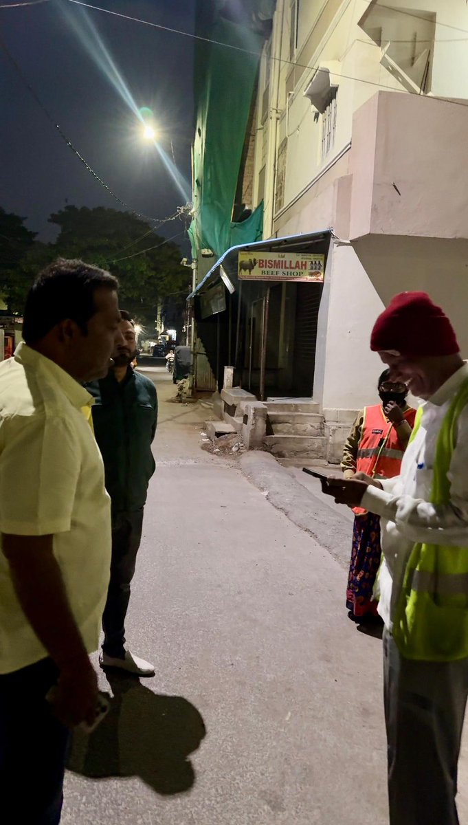 ZafarCorporator's tweet image. On the Instructions of @aimim_national #President @asadowaisi sb &amp;amp; @Md_MajidHussain sb,

I along with GHMC Depty DC Dashrath Visited Mallepally Interacted with Staff &amp;amp;  Attendance of Staff Members &amp;amp; given instructions to do Sweep properly &amp;amp; collect Debris #Door to #Door #Daily.