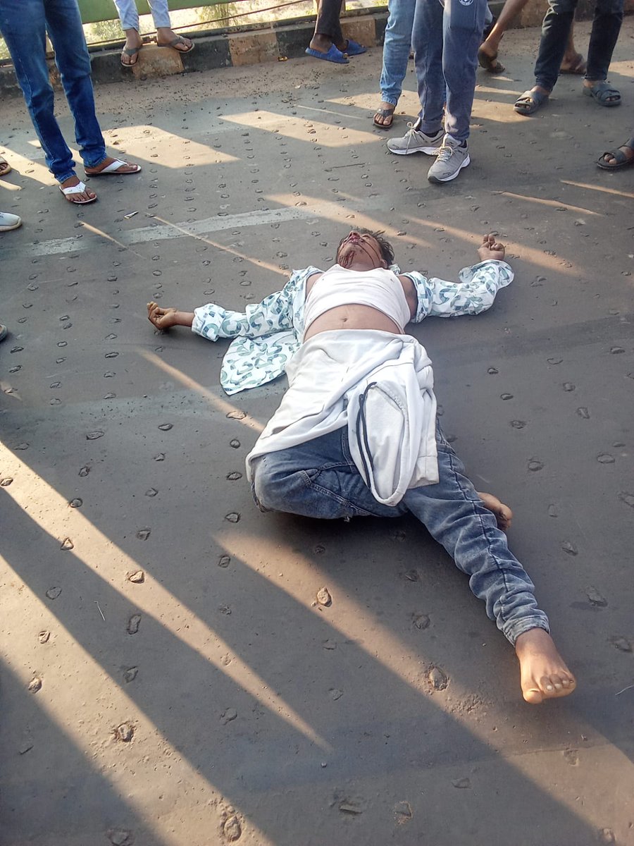 SanjitDas01's tweet image. ଗତ କାଲି ସେହି ସ୍ଥାନରେ ଦୁର୍ଘଟଣା ଘଟି ୨ମୂଲ୍ୟବାନ ଜୀବନ ଯାଇଛି।ଏଥି ପାଇଁ ଦାୟୀ କିଏ ? ତୁରନ୍ତ ମରାମତି କରିବାକୁ ଅନୁରୋଧ।
@districtadmndkl @CMO_Odisha @PWD_Odisha @nhai_ro @SecyChief @RDOdisha