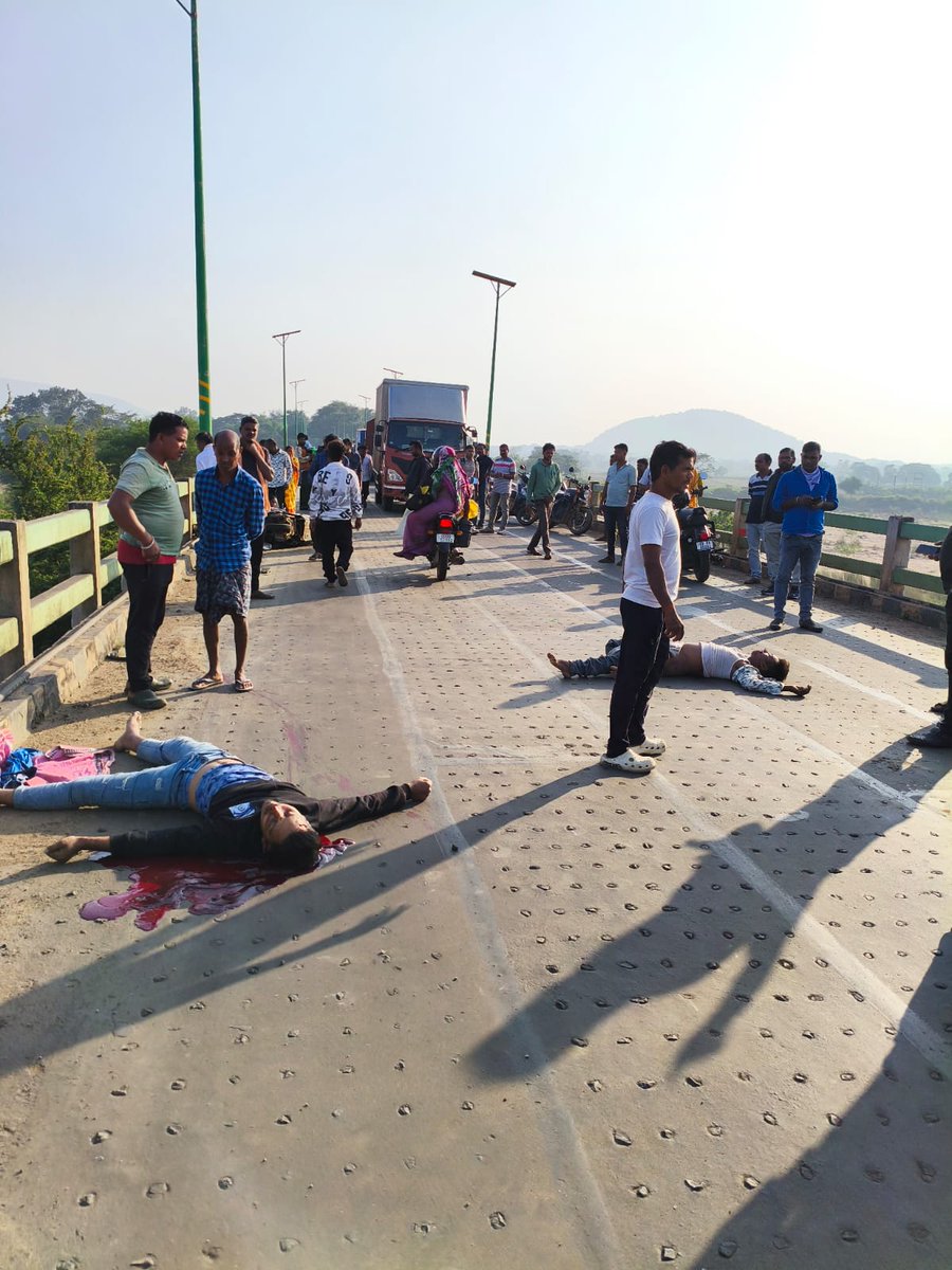 SanjitDas01's tweet image. ଗତ କାଲି ସେହି ସ୍ଥାନରେ ଦୁର୍ଘଟଣା ଘଟି ୨ମୂଲ୍ୟବାନ ଜୀବନ ଯାଇଛି।ଏଥି ପାଇଁ ଦାୟୀ କିଏ ? ତୁରନ୍ତ ମରାମତି କରିବାକୁ ଅନୁରୋଧ।
@districtadmndkl @CMO_Odisha @PWD_Odisha @nhai_ro @SecyChief @RDOdisha