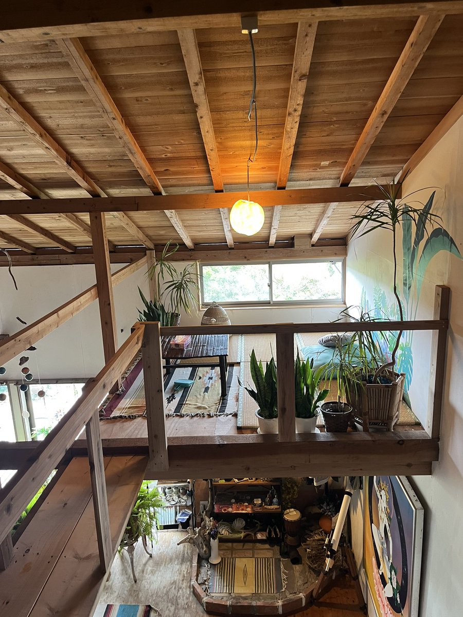 sasaosou's tweet image. 私の大好きなゲストハウス銀河荘🪐
行くたびに刺激をもらえる～

空間演出が本当に素晴らしく細部まで“自分のスタイル”を貫いているところが心から尊敬。
薪ストーブのある癒しの空間で時間がゆっくり流れていくような感覚になります🌿

ゆったり過ごしたい人に本当におすすめ！
#八丈島
#ゲストハウス