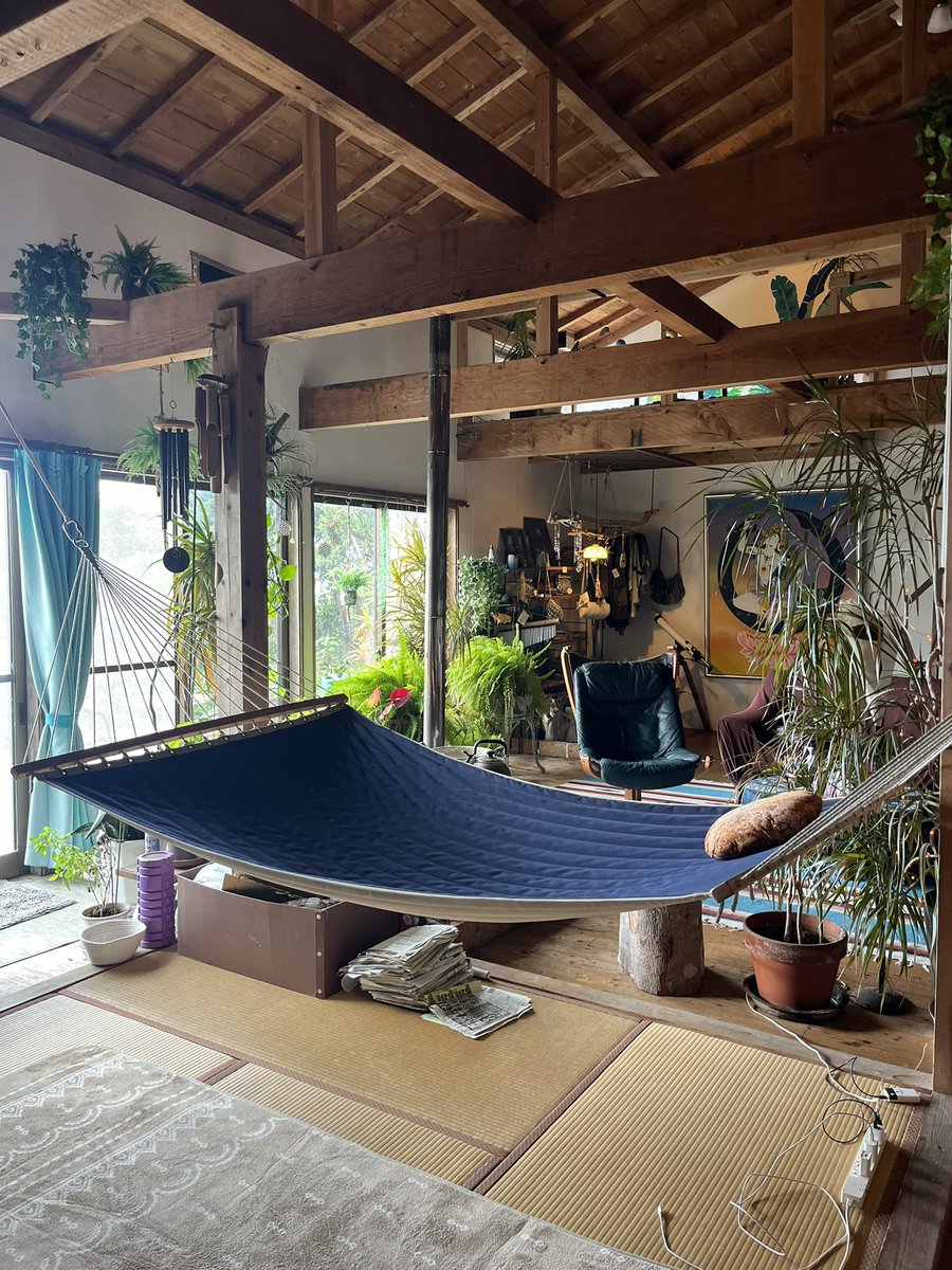 sasaosou's tweet image. 私の大好きなゲストハウス銀河荘🪐
行くたびに刺激をもらえる～

空間演出が本当に素晴らしく細部まで“自分のスタイル”を貫いているところが心から尊敬。
薪ストーブのある癒しの空間で時間がゆっくり流れていくような感覚になります🌿

ゆったり過ごしたい人に本当におすすめ！
#八丈島
#ゲストハウス