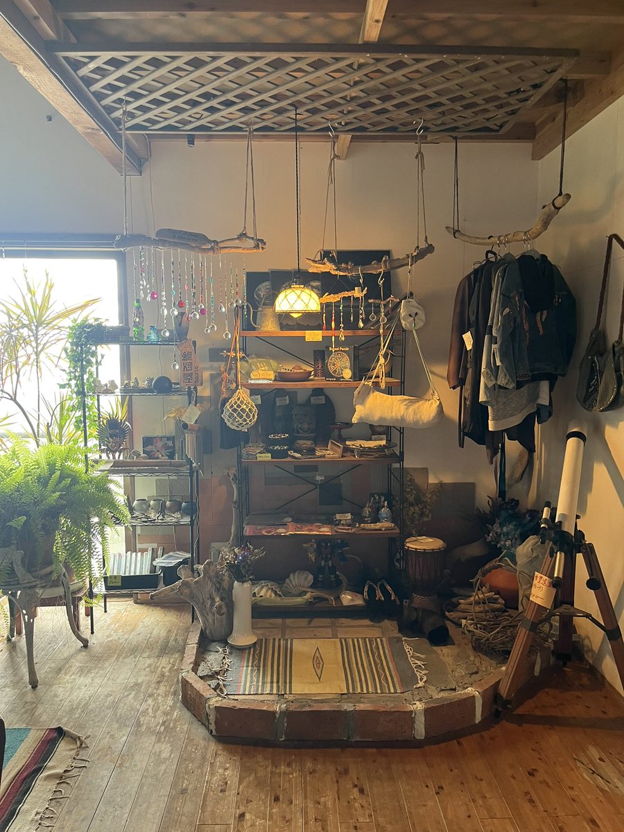 sasaosou's tweet image. 私の大好きなゲストハウス銀河荘🪐
行くたびに刺激をもらえる～

空間演出が本当に素晴らしく細部まで“自分のスタイル”を貫いているところが心から尊敬。
薪ストーブのある癒しの空間で時間がゆっくり流れていくような感覚になります🌿

ゆったり過ごしたい人に本当におすすめ！
#八丈島
#ゲストハウス