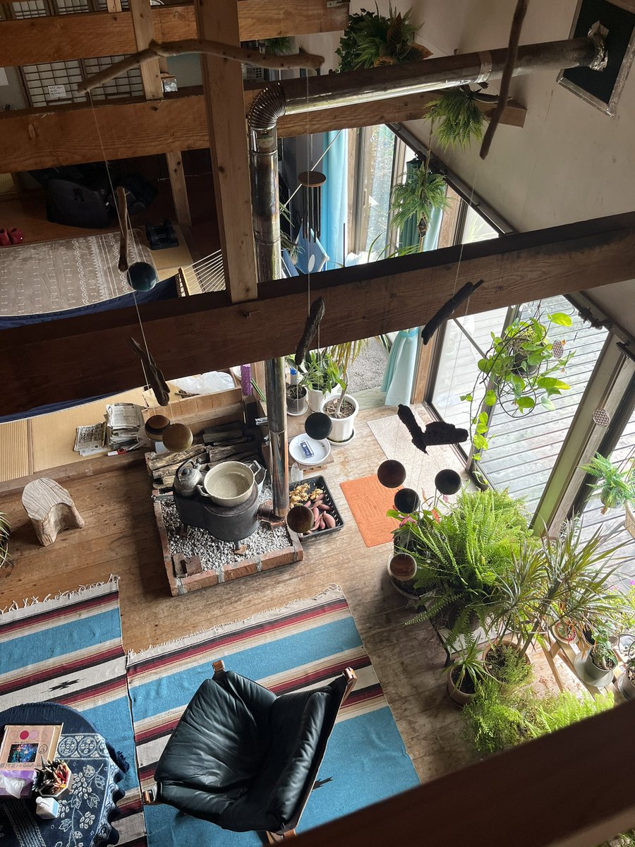 sasaosou's tweet image. 私の大好きなゲストハウス銀河荘🪐
行くたびに刺激をもらえる～

空間演出が本当に素晴らしく細部まで“自分のスタイル”を貫いているところが心から尊敬。
薪ストーブのある癒しの空間で時間がゆっくり流れていくような感覚になります🌿

ゆったり過ごしたい人に本当におすすめ！
#八丈島
#ゲストハウス