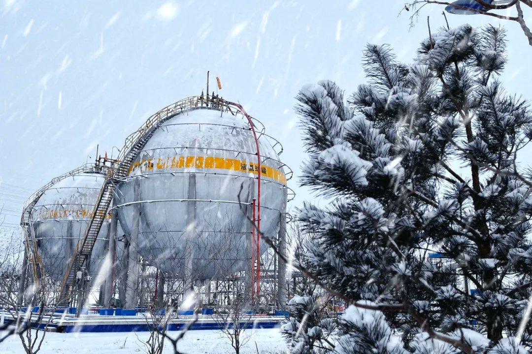 energy_chn's tweet image. ❄️ #MinorSnow arrives, deepening winter’s chill.
Amid frost and wind, energy workers keep the lights glowing and cities warm — their dedication turns cold days into warmth for millions.

This winter feels warmer because of you. ❤️
#24SolarTerms #HonoringWorkers #BehindTheScenes