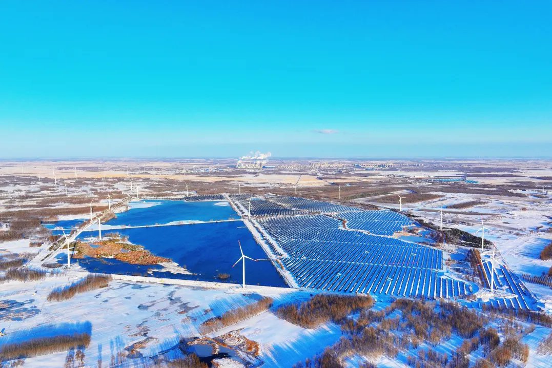 energy_chn's tweet image. ❄️ #MinorSnow arrives, deepening winter’s chill.
Amid frost and wind, energy workers keep the lights glowing and cities warm — their dedication turns cold days into warmth for millions.

This winter feels warmer because of you. ❤️
#24SolarTerms #HonoringWorkers #BehindTheScenes