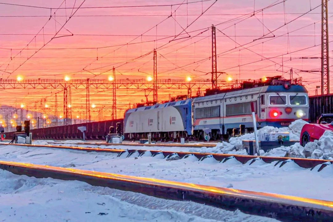 energy_chn's tweet image. ❄️ #MinorSnow arrives, deepening winter’s chill.
Amid frost and wind, energy workers keep the lights glowing and cities warm — their dedication turns cold days into warmth for millions.

This winter feels warmer because of you. ❤️
#24SolarTerms #HonoringWorkers #BehindTheScenes