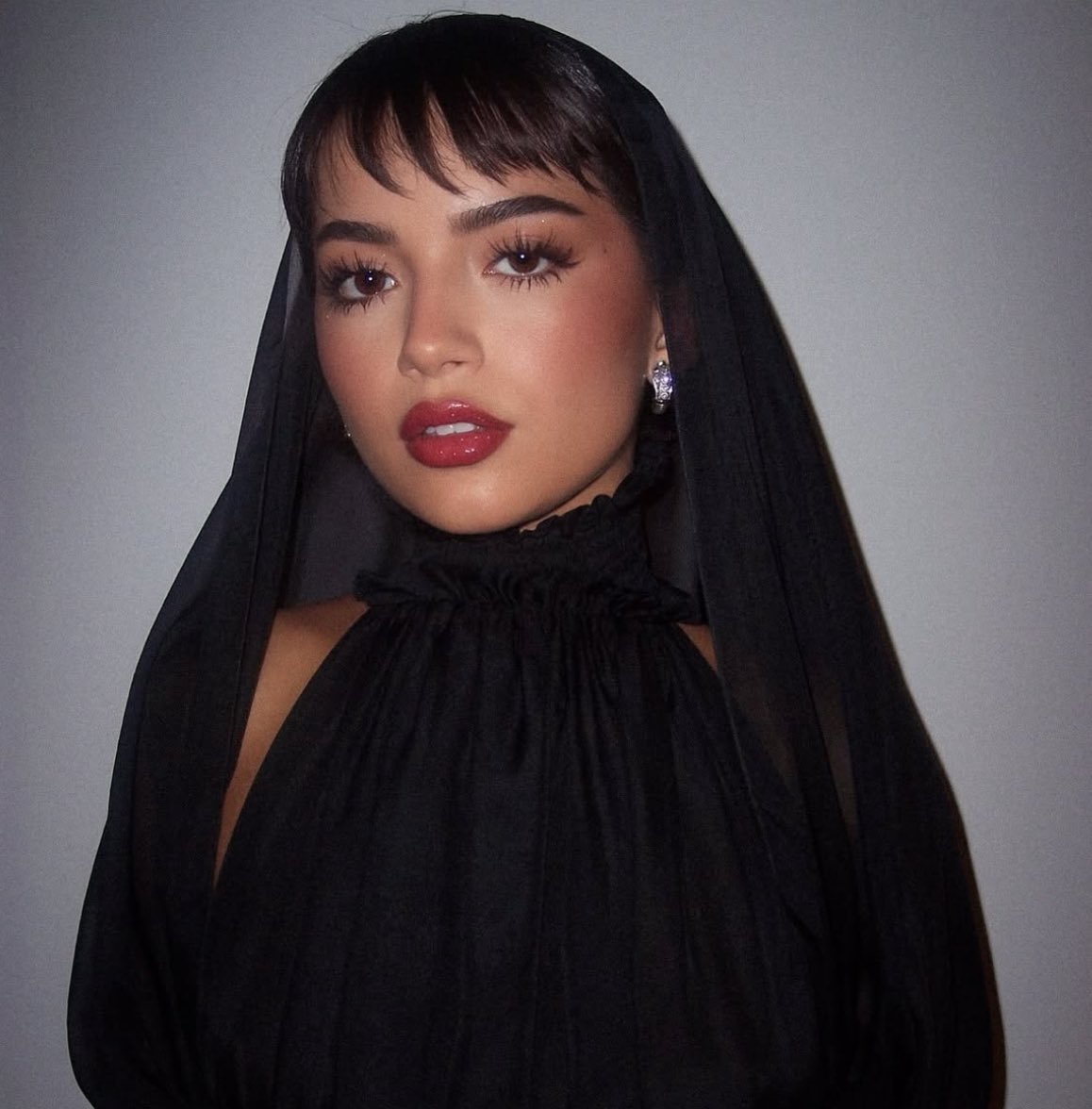 ISABELA MERCED 🧎🏻‍♀️‍➡️