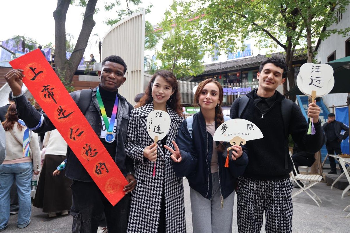 ChongqingCinc's tweet image. 📮 &quot;Letters from China&quot;: Int&apos;l students in Chongqing pen heartfelt letters home, sharing their love for the mountain city&apos;s magic &amp;amp; culture. Using brush pens, they blend tradition with modern experiences, bridging continents through ink and emotion.  #CulturalExchange