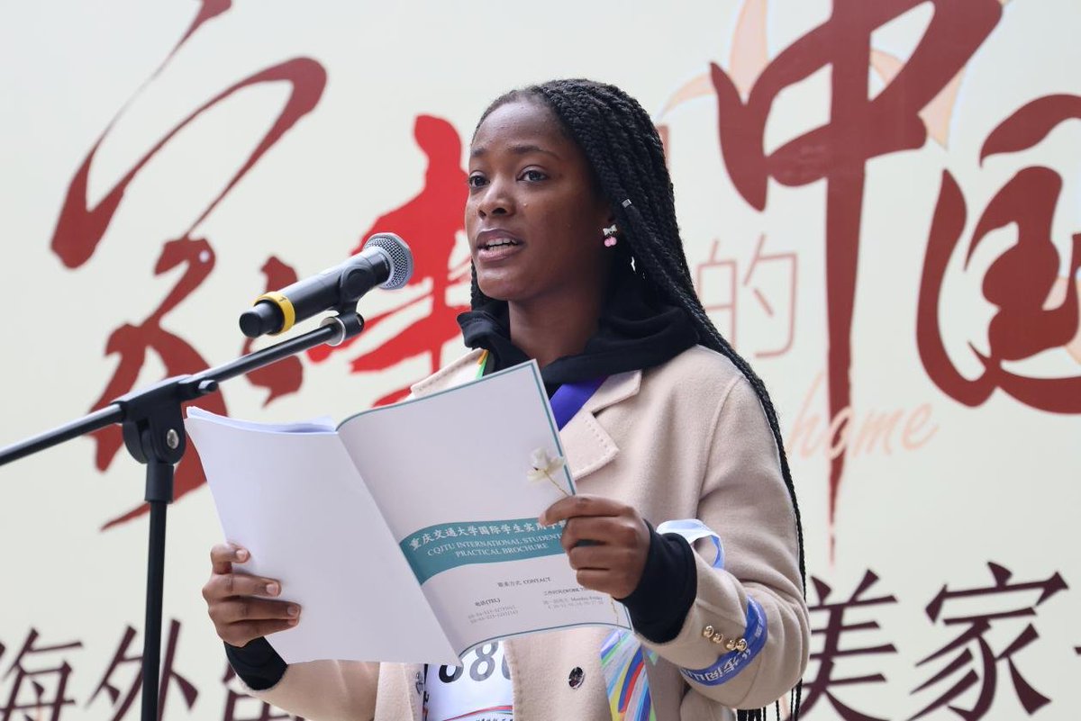 ChongqingCinc's tweet image. 📮 &quot;Letters from China&quot;: Int&apos;l students in Chongqing pen heartfelt letters home, sharing their love for the mountain city&apos;s magic &amp;amp; culture. Using brush pens, they blend tradition with modern experiences, bridging continents through ink and emotion.  #CulturalExchange