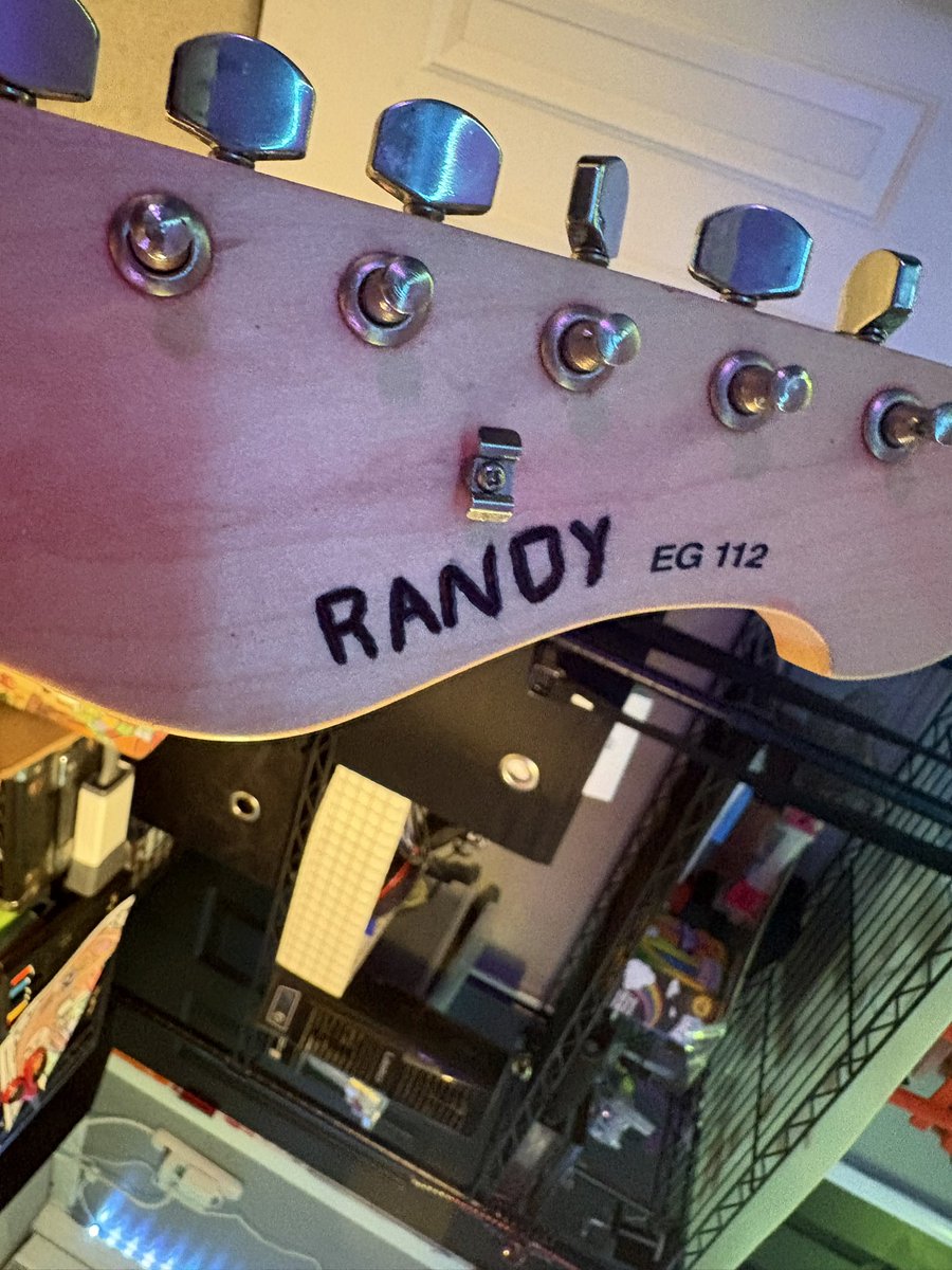 frogonthefloor_'s tweet photo. guitar update :o https://t.co/7LfP1xSoqa