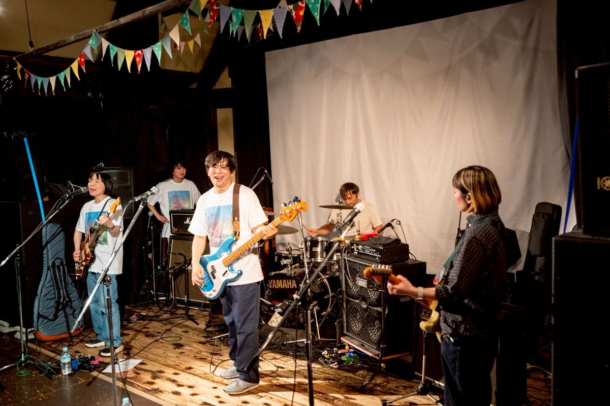 toddle_info's tweet photo. あっという間に1週間経ってしまいましたが、
金沢メロメロポッチへお越しの皆様、移動や宿泊が大変な中遠方からもたくさん来ていただき、ツアー最終回を見届けてくださり本当に嬉しかったです。信じて来てくださりありがとうございました。ラストがday to dayだったのも最高でした、うまかっちゃん超ありがとう🫶 らぶです！
日本に仕事で来てた+/-のChrisが一緒に来てくれたので、また2曲叩いてもらいました！楽しかった！

CARDと約半年で9箇所も一緒にできて毎回本当に楽しかったです。曲も演奏も歌もめちゃくちゃ良くて、間近でたくさん観られて幸せでした。皆さんすんごい面白いし超優しくてこれからもずっと大好きな人たちです。仲良くなれてうれしかったー！ また絶対ご一緒させてください！ ありがとうございました！

ツアーを通して、CARDの清水くん (@smzmsy) にかっこいい写真をたくさん撮っていただいたので、順番に載せていこうと思います。自分の出番の直前や直後にがっつり撮影して、打ち上げでめっちゃ飲んだ後もホテルに戻ったら即アルバムを共有してくれて、いつもすごかった。尊敬！✨