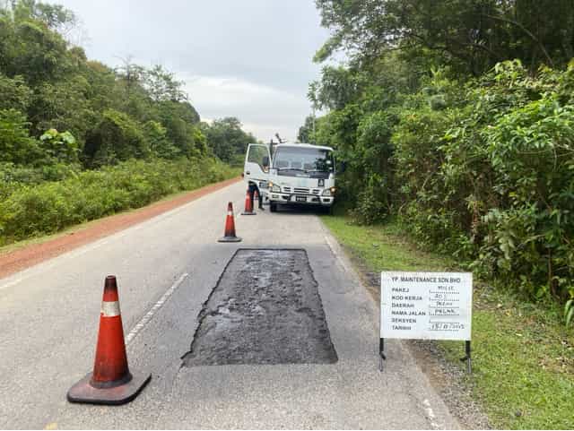 ypmaintenance's tweet photo. 15 November 2025 - #PEKAN

C106A-10060 - PELAK KE CEMPAKA - BELIMBING
Seksyen 15.50

Kerja-kerja #RO1 Pothole Patching telah dijalankan di lokasi terbabit

#ypmcare #ypmsb https://t.co/yrFrbwMCLs