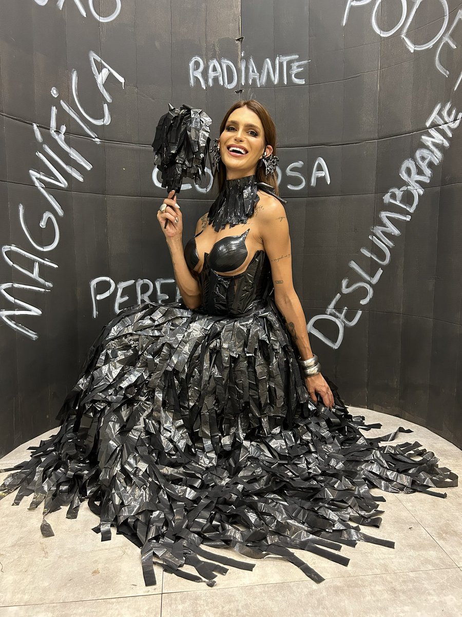 EssaManuh's tweet image. Agradecer por essa noite incrível 🖤
 Construir esse look foi desafiador. 
Não levamos GP mas construímos MOMENTOS e é sobre isso.