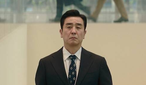 sonsarang3814's tweet image. ■김낙수는 불쌍한 인물이 아니다

넷플릭스 화면 속에서 김부장이 천천히 걸어 나올 때, 마치 한국 사회의 오래된 단면이 조용히 꺼내지는 듯한 느낌이 들었다.

회사라는 거대한 구조 안에서 묵묵히 자리 지켜온 한 인간의 흔적이지만, 조금만 들여다보면 그는 특정 기업의 한 부장이 아니라 2차…