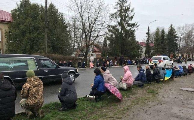 0dhole's tweet photo. В Хуевской области случилась трегедька. Прямо на рабочем месте, в бусике, сдох пьяный гестаповец, захлебнувшись собственной блевотиной. Местные нерабы проводили его, как и полагается, стоя на коленях. https://t.co/7Yu2IiE3Mr