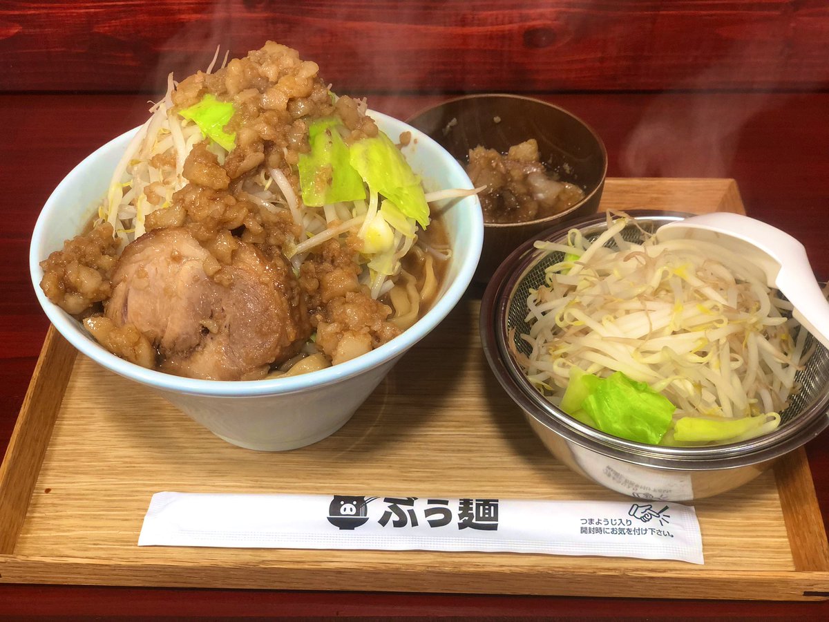 MaRoCAS19's tweet photo. 本日のラーメン🍜
青森県十和田市『ぶぅ麺』
オーダーら���めん大【麺300g、野菜・脂マシマシ、麺硬】
オープンして1週間、その後をチェックに来店🤭
今回もマシマシを体感すべく！
本日は当初よりしっかりマシマシを感じれた一杯🍜
豚もムチトロ豚🐷
こんな寒い日には温まる一杯🍜
#ラーメン
#ぶぅ麺 https://t.co/JJAbdKtK5s