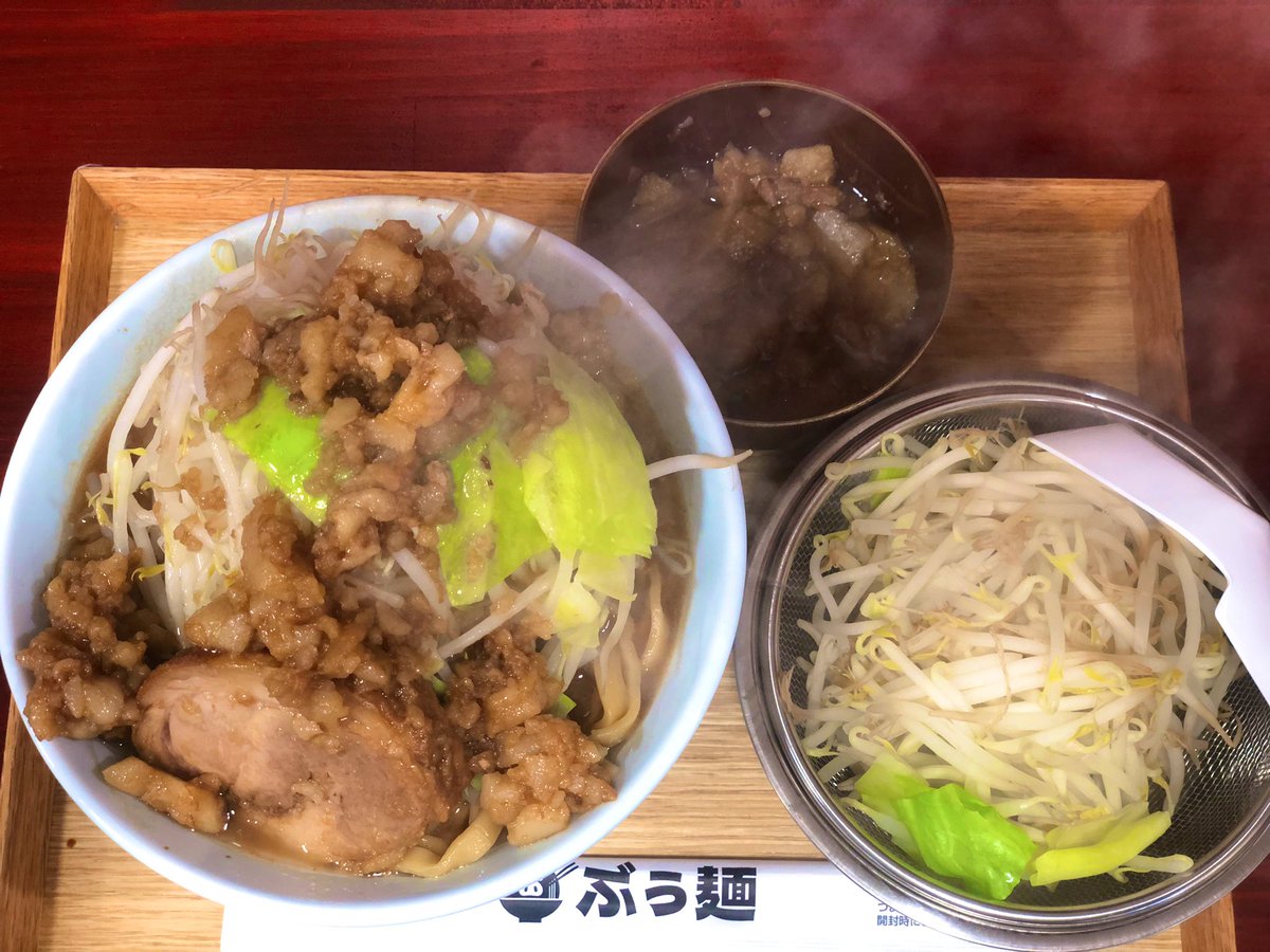 MaRoCAS19's tweet photo. 本日のラーメン🍜
青森県十和田市『ぶぅ麺』
オーダーら���めん大【麺300g、野菜・脂マシマシ、麺硬】
オープンして1週間、その後をチェックに来店🤭
今回もマシマシを体感すべく！
本日は当初よりしっかりマシマシを感じれた一杯🍜
豚もムチトロ豚🐷
こんな寒い日には温まる一杯🍜
#ラーメン
#ぶぅ麺 https://t.co/JJAbdKtK5s