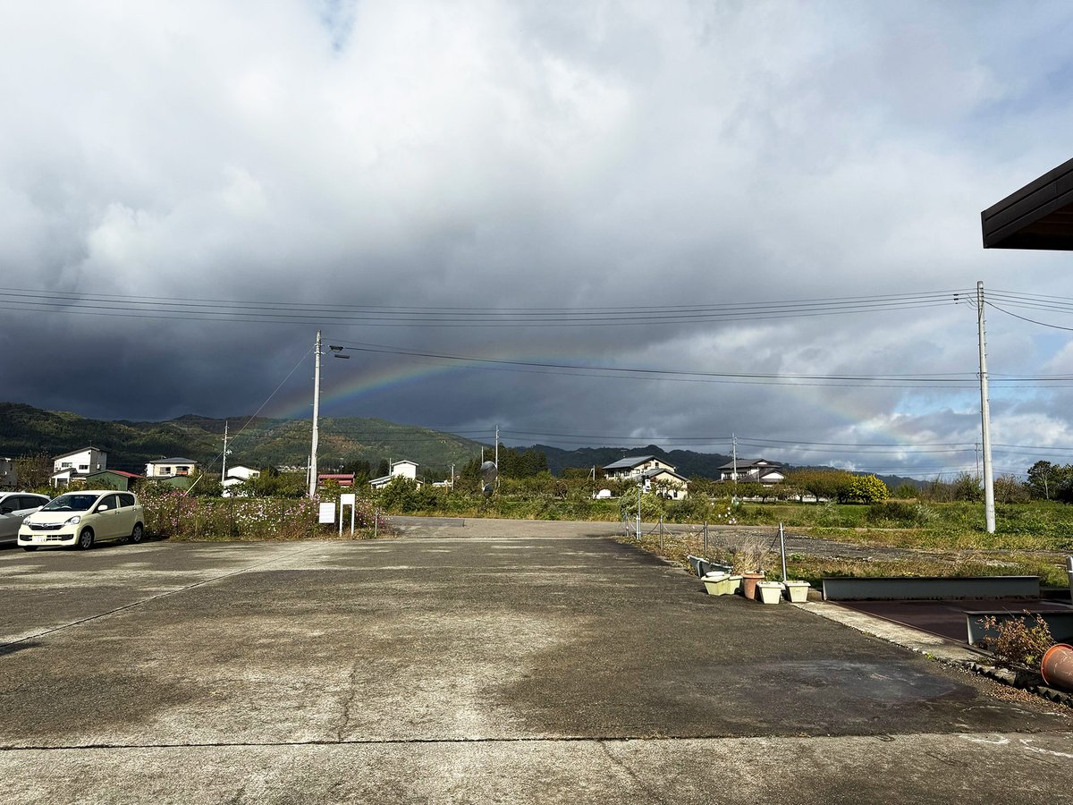 ainergy_jp's tweet photo. 美里事務所から、曇り空の合間にきれいな虹が見えました！
思わず手を止めてしまう、ちょっと嬉しい瞬間でした🌈 https://t.co/6ABQYIro7Y