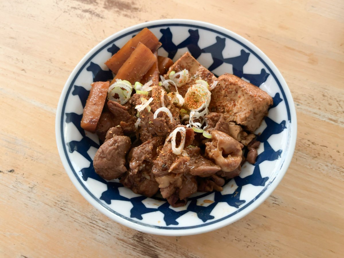 udon01410141's tweet image. 自炊。先日市松で購入したホルモンで煮込み