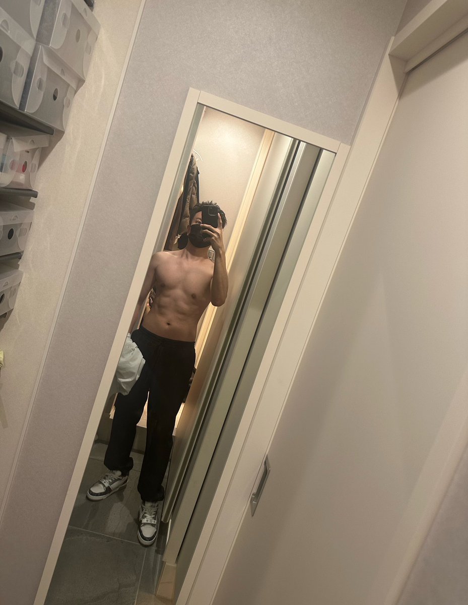 Ryu_LCat's tweet photo. 180 男大上线！

这次似乎没有把自己拍矮…

拍照技术一直比较菜，也不会修图找镜头什么，
经常能把自己拍成160身高。

Liberty Cats猫猫要再一直跌，
我是不是也可以开通“全球可飞”业务了？

“躯线”救猫。🤣 https://t.co/aW6PUJykrb