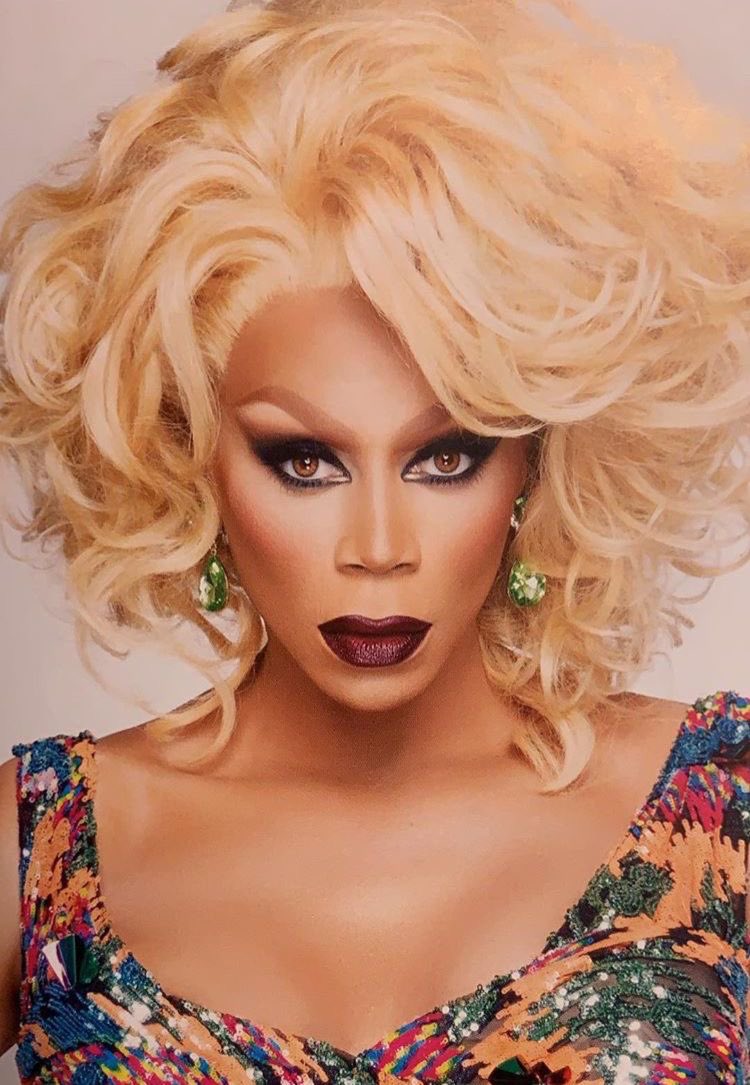 updatecharts's tweet image. RuPaul Charles, a rainha das drag queens, completa 65 anos.