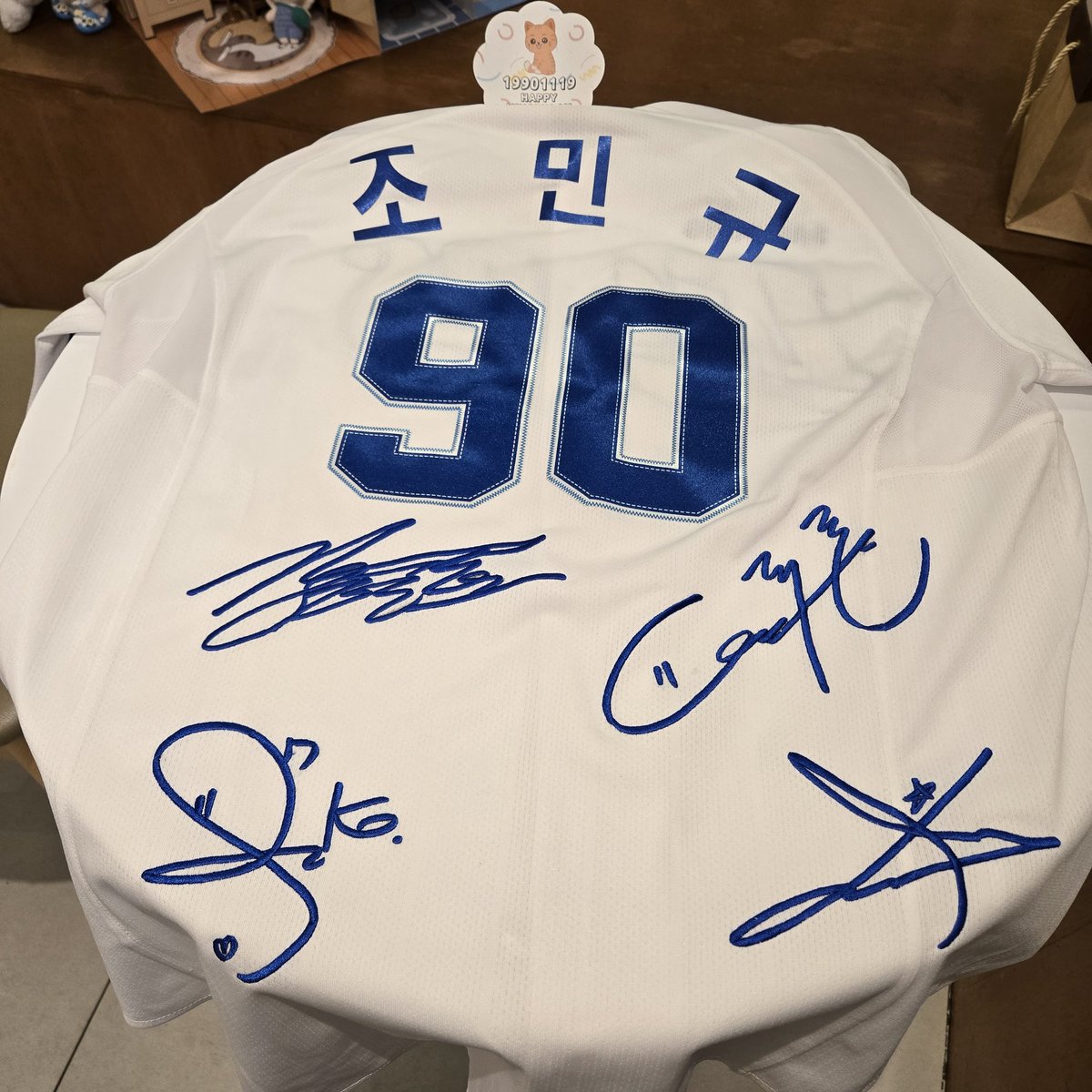 forefofore's tweet photo. 심장을 많이 아프게 했던 애기조밍구...🐈
입고튀고 싶었던 유니폼... (만져는 봤다..🤣
감사합니다❣️ https://t.co/aaD1WzTzj8