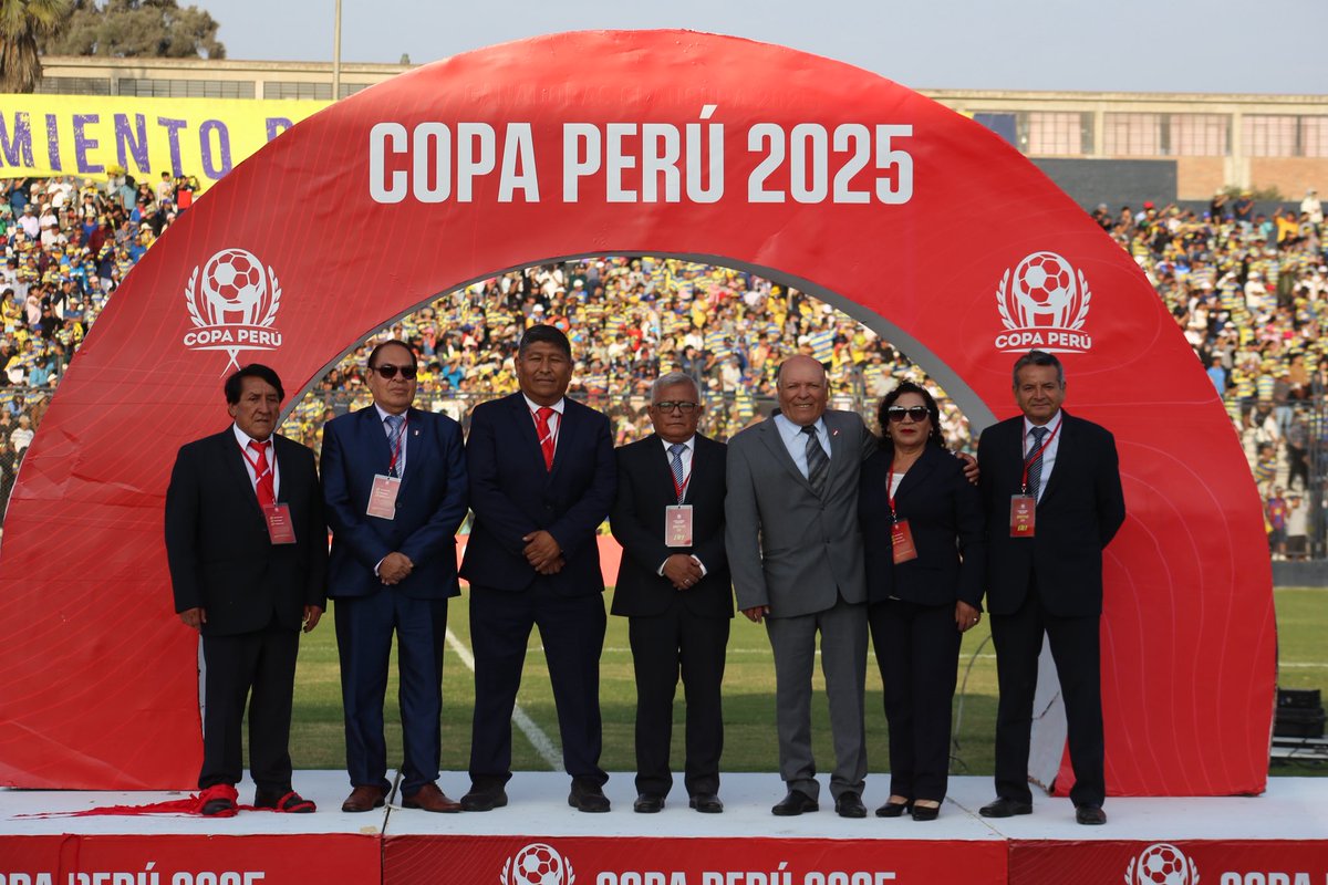 En la ceremonia final, nuestras autoridades participaron de la entrega de premios y del reconocimiento a los campeones Unión Minas Centromin Pasco de esta edición 2025.  🏆🇵🇪

#copaperú