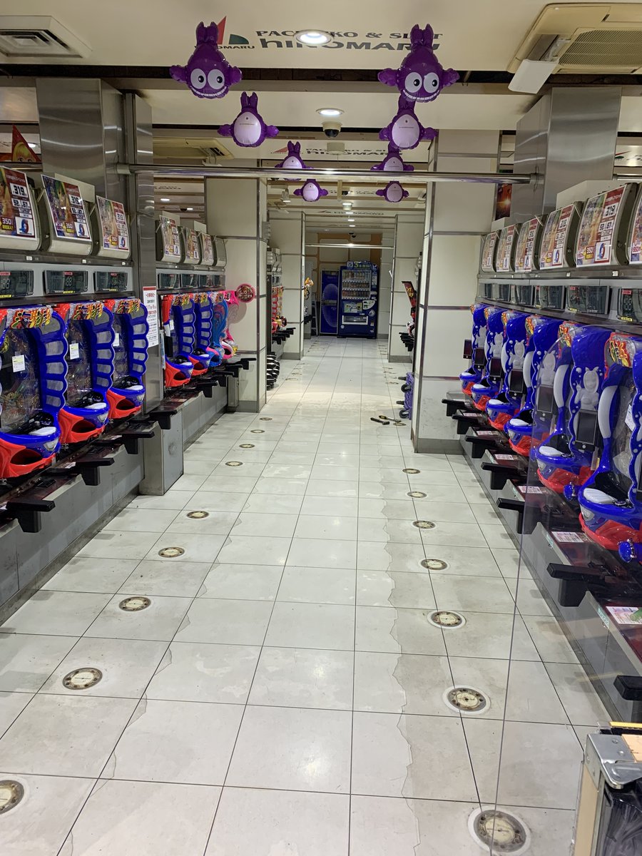 hinomaruhiroo's tweet image. こんにちは
ヒノマル広尾店です

🌈11/19（水）Ｒオープン🌈に向けて
只今店内改装チュー💋

パチンココーナーをスロットへ切替のため
椅子を撤去して再度割付けるところです

２Ｆ設置のジャグラーや一部メダル機が
ここの１Ｆ中央コースへ移りますよ🤭
#穴場のパチンコ店
#リニューアル
#VVV2