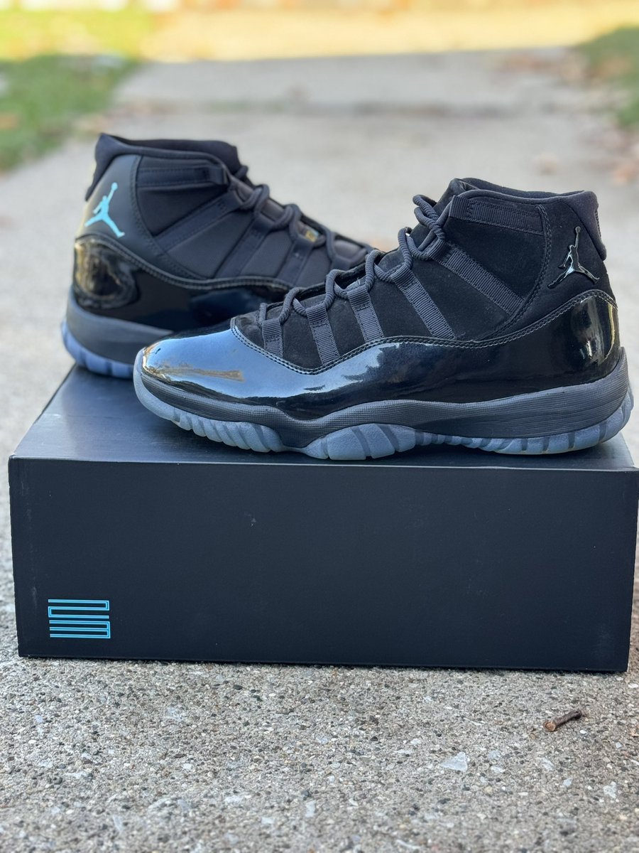 Break111710's tweet photo. Gammas or Cap n gown? https://t.co/lJ2sHzAykx
