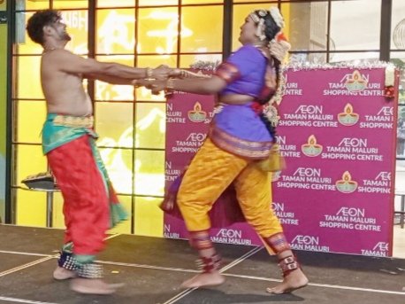 woadriene's tweet image. celebrate festive &amp;amp; thk dancers for participation in graceful transition @aeonretailmy