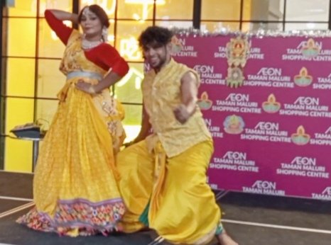 woadriene's tweet image. celebrate festive &amp;amp; thk dancers for participation in graceful transition @aeonretailmy