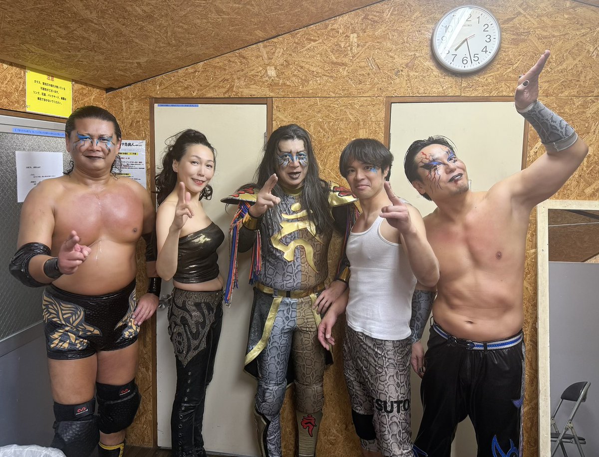 昨日はヤス・ウラノ25周年興行へ。

欠場して長くなりますが、高梨がリングに上がる機会をずっと作り続けてくれていた。

高梨が欠場してからも、ウラノさんやコンビクトさんが機会を作ってくれる。
感謝❗

ヤスさん25周年おめでとうございます。
#YU25th 
#ddtpro 
#コンビクト