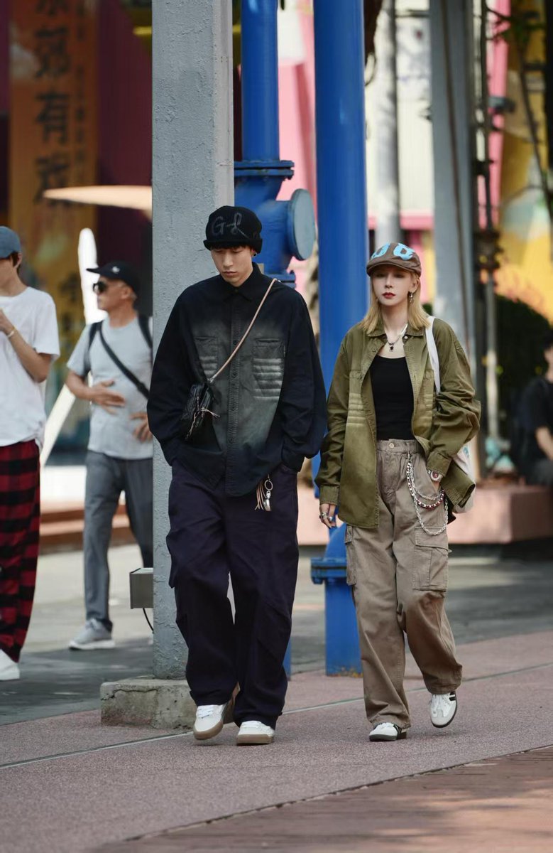 Blackarmada666's tweet photo. Obsessed with this street-style couple look💥 The black and brown cargo shirt layering nails the American retro vibe～
BUY HERE -> https://t.co/KlEEAI8AA8 https://t.co/jV6uEzutav