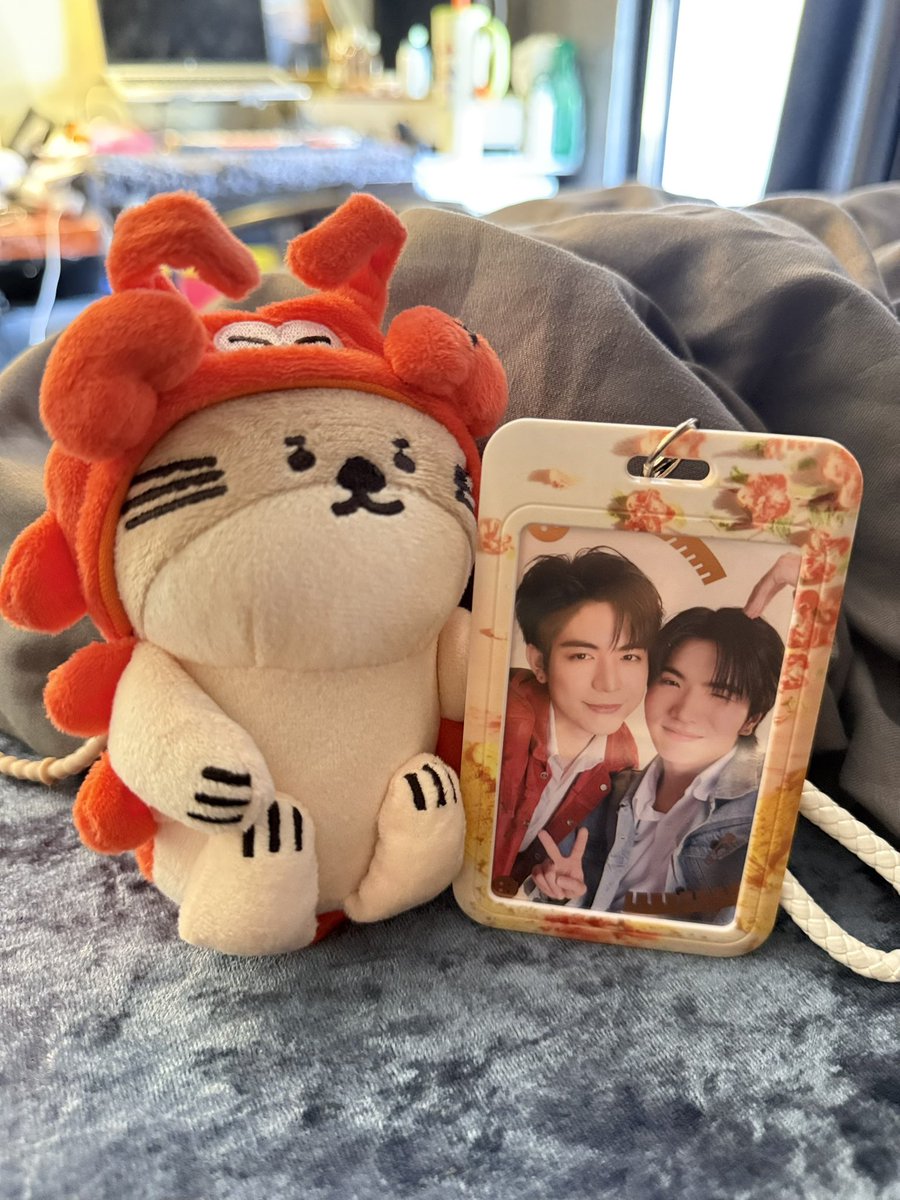 ChareeDanjesda's tweet photo. What's one odd thing you always do whenever you're watching H2H?

Me: Holding Nong Nooong while watching as if I'm his supportive aunt telling him "go watch your downbad parents with me" hahahaha

HEAD 2 HEAD SERIES EP4
#H2HseriesEP4 https://t.co/eh9w5cKUfo