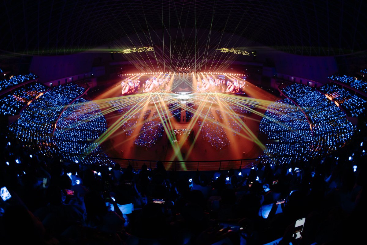 sunflow3rmin_'s tweet image. the power of this pictures hold 🔥 super junior in their 20th years in kpop industry! 💙😭