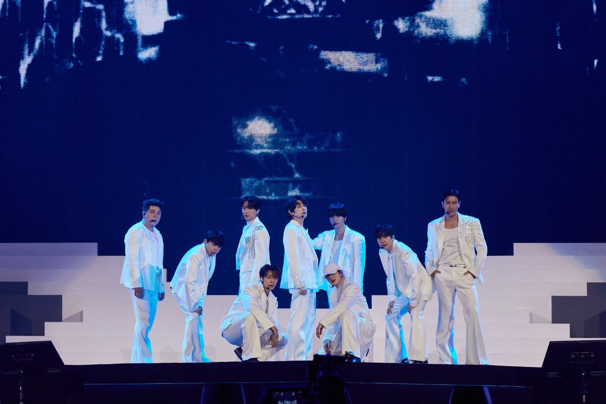 sunflow3rmin_'s tweet image. the power of this pictures hold 🔥 super junior in their 20th years in kpop industry! 💙😭