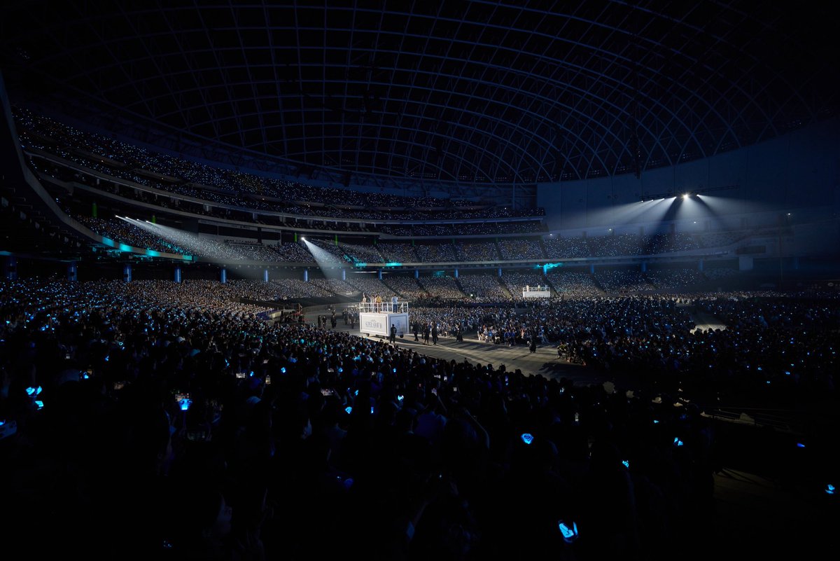 sunflow3rmin_'s tweet image. the power of this pictures hold 🔥 super junior in their 20th years in kpop industry! 💙😭