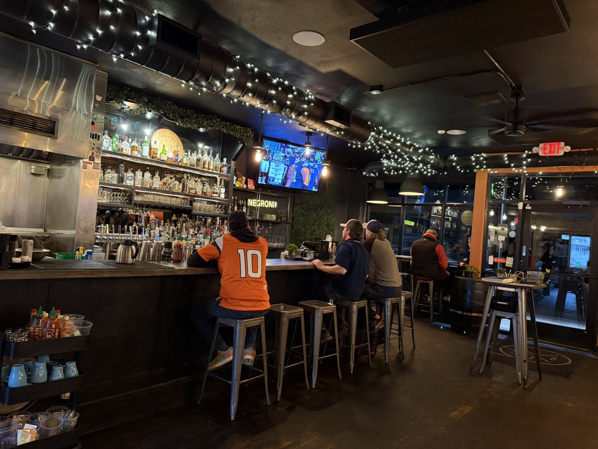 drtinamaster's tweet photo. Some poke and @Eagles @503WColorado to get me ready to work on developing additional #SCAT6 concussion tools for para athletes @USOPC_News @TeamUSA https://t.co/Xe9UF7iRD4