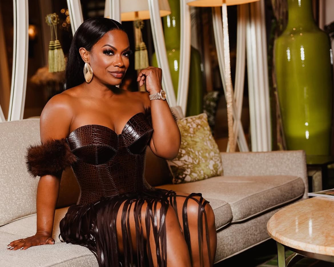 Kandi quite literally is the perfect housewife. An entertaining family life, wildly successful, gave everything she had and not only elevated #RHOA but the franchise as a whole. So lovely to see her honored at The Bravo’s. Very well deserved 🍑 #Bravocon #BravoconLive