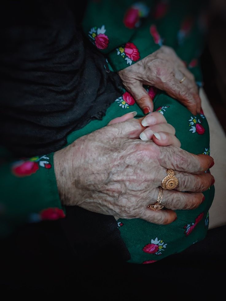 فوالله لو كان الأمر بيدي لجعلت روحي فداءً لراحتك  ياأمي 
​اللهم أنزل على أمي العافية والسكينة وألهمها الصبر والقوة واجعل مرضها برداً وسلاماً عليها