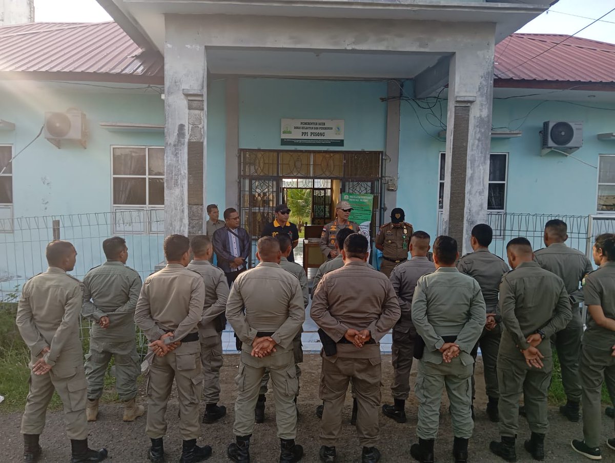 ppi_pusong's tweet image. #SahabatBahari, Kegiatan serah terima anggota @SatpolPPaceh secara simbolis di @ppi_pusong. Kegiatan ini untuk memperkuat fungsi pemerintahan &amp;amp;  pengamanan aset Pemerintah Aceh di daerah. Bersama Kita Bisa 💪
@DkpAceh 

📷Tim @ppi_pusong