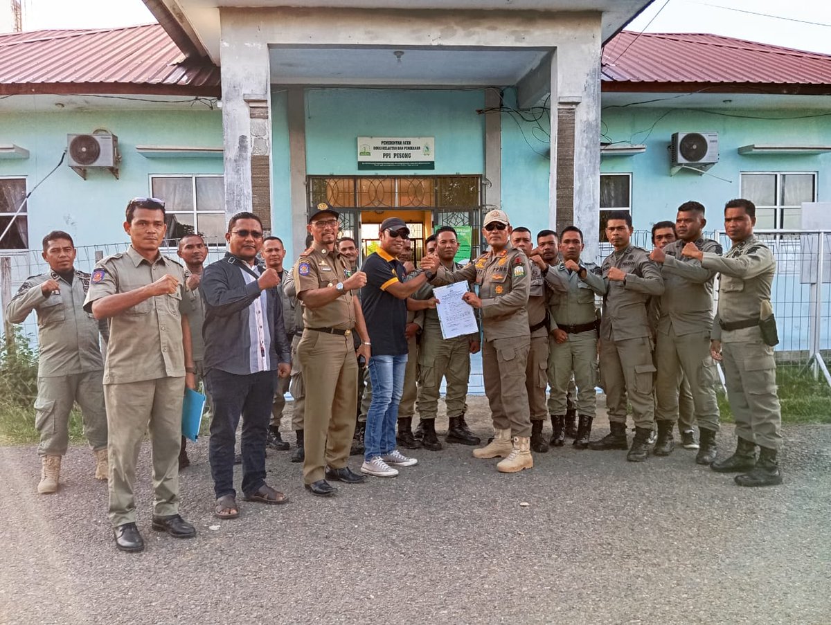 ppi_pusong's tweet image. #SahabatBahari, Kegiatan serah terima anggota @SatpolPPaceh secara simbolis di @ppi_pusong. Kegiatan ini untuk memperkuat fungsi pemerintahan &amp;amp;  pengamanan aset Pemerintah Aceh di daerah. Bersama Kita Bisa 💪
@DkpAceh 

📷Tim @ppi_pusong