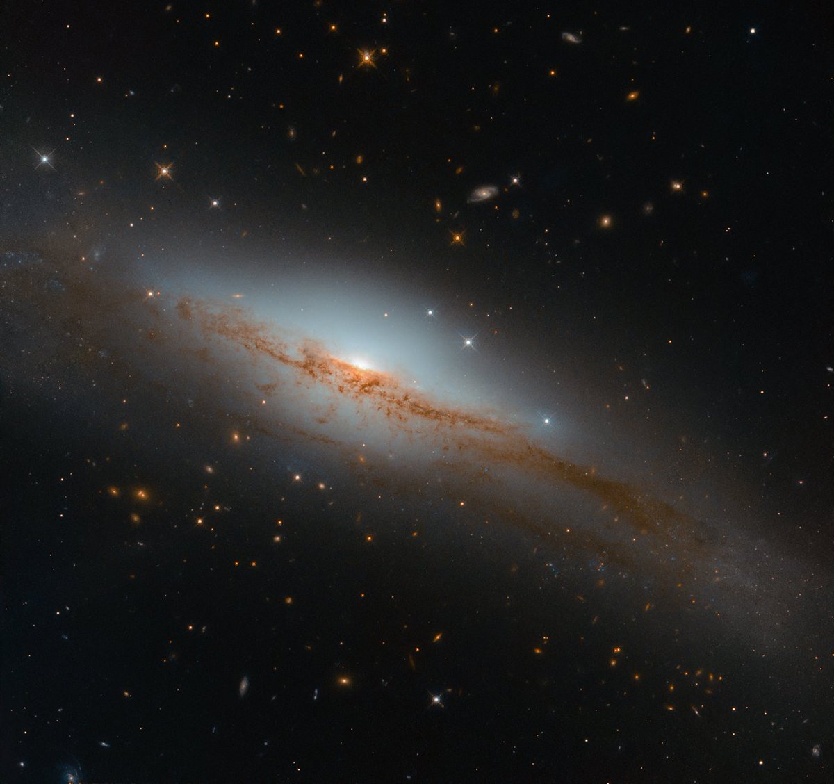 DailySpaceNude's tweet image. Day 1037 - NGC 3749

📷Hubble
#Space #Astronomy #Hubble